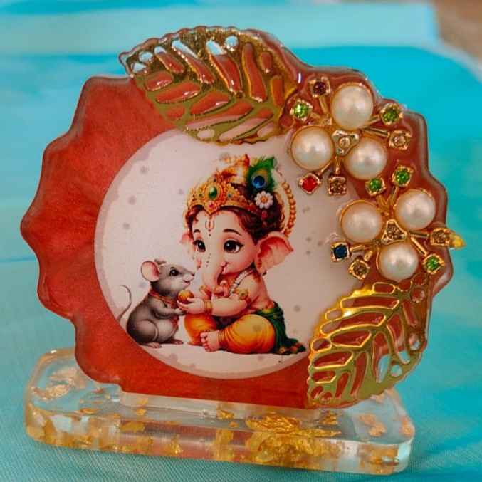 Baby Ganesha & Mushak Resin Photo Frame Idol Stand – Pearl ✨